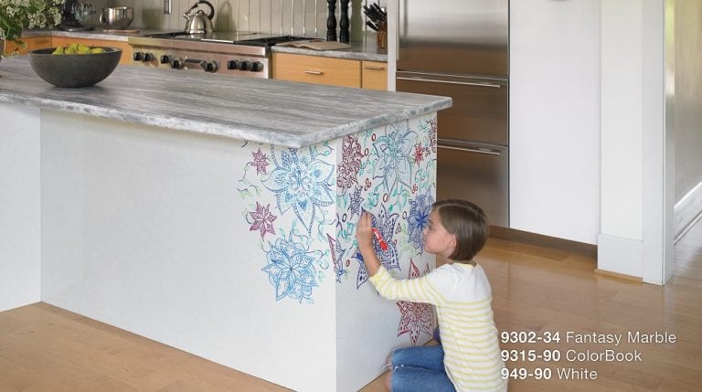 彩本层压板从福米卡由幻想大理石台面和白色光泽墙壁衬托